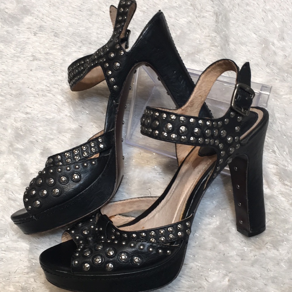 FRYE Samantha sandal black stud Rare 8.5 ✨